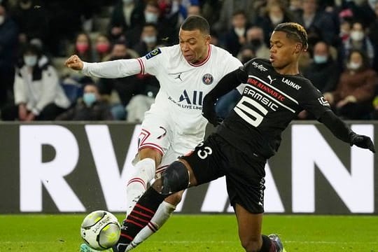 Rennes Warmed Omari (r) blockt einen Schuss von Paris Kylian Mbappe.