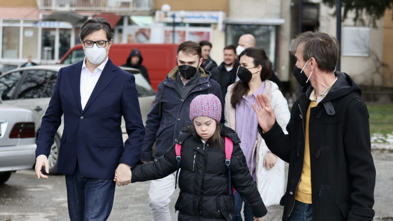 Stevo Pendarovski hält das Mädchen Embla an der Hand, während sie in die Grundschule in Gostivar gehen.