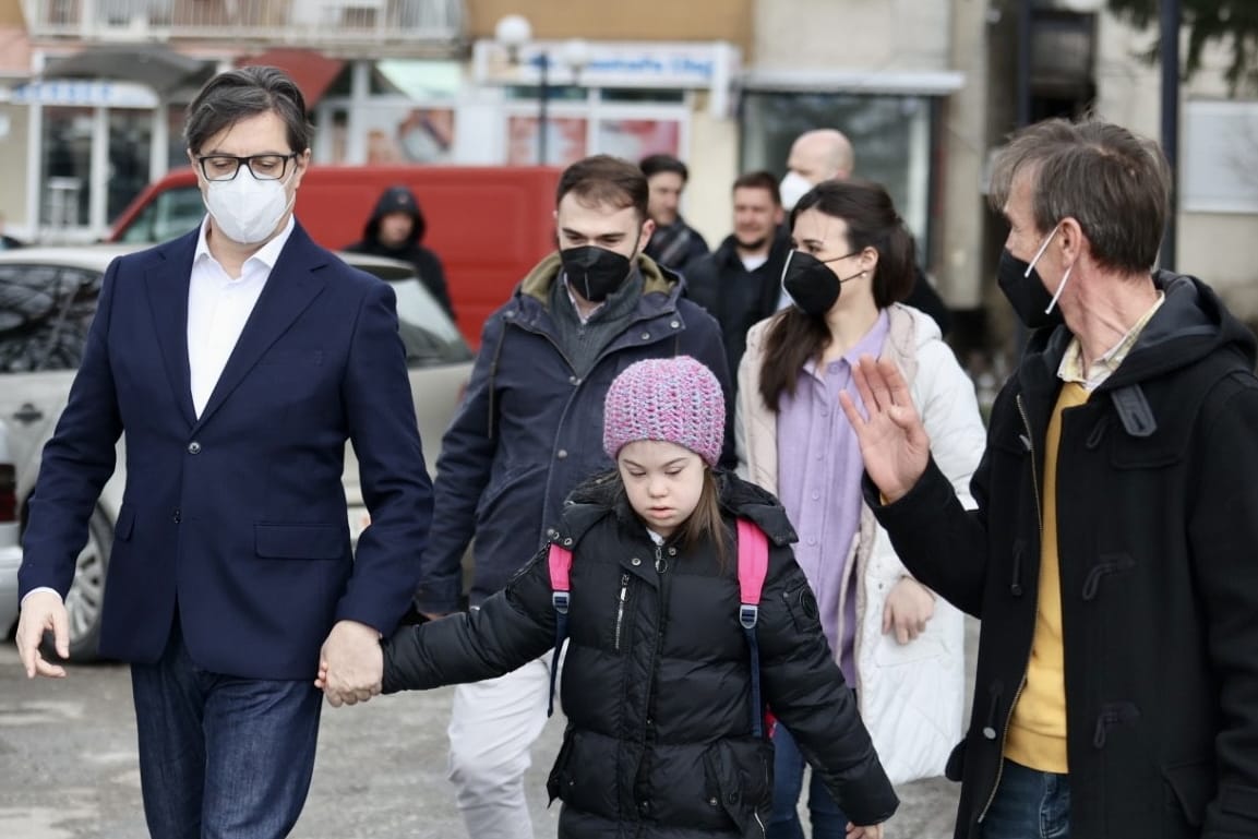 Stevo Pendarovski hält das Mädchen Embla an der Hand, während sie in die Grundschule in Gostivar gehen.