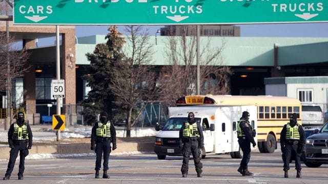 Polizisten vor der Ambassador-Brücke in Windsor.