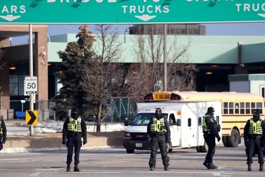 Polizisten vor der Ambassador-Brücke in Windsor.