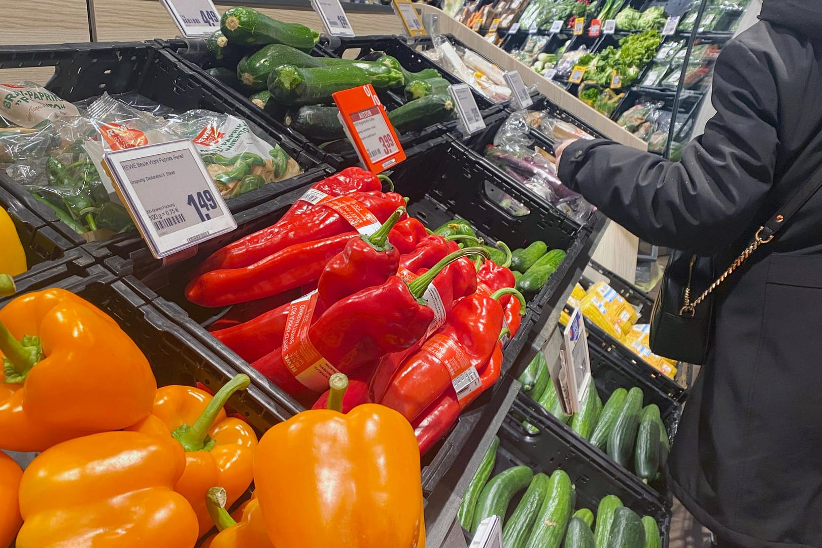 Gemüse liegt in einem Supermarkt aus (Symbolbild): Das ifo-Institut warnt vor stark ansteigenden Lebensmittelpreisen. Gemüse liegt in einem Supermarkt aus (Symbolbild): Das ifo-Institut warnt vor stark ansteigenden Lebensmittelpreisen.