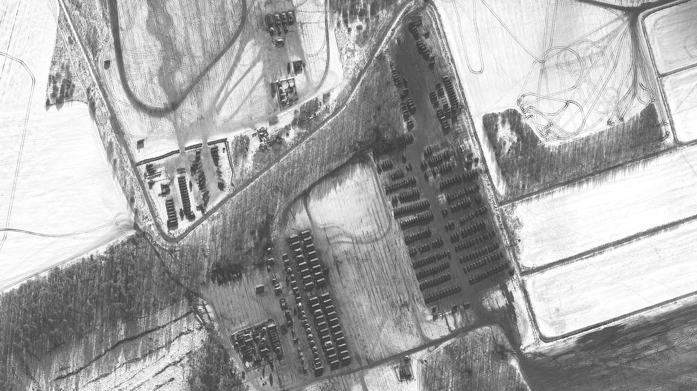 Satellitenbild von einem russischen Militärlager in Belarus: Moskau soll bis zu 30.000 Soldaten in das Nachbarland verlegt haben.