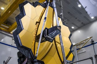 Der Spiegel ist im Labor ausgefahren (Archivbild): Jetzt sendete Das James-Webb-Teleskop ein erstes Bild.