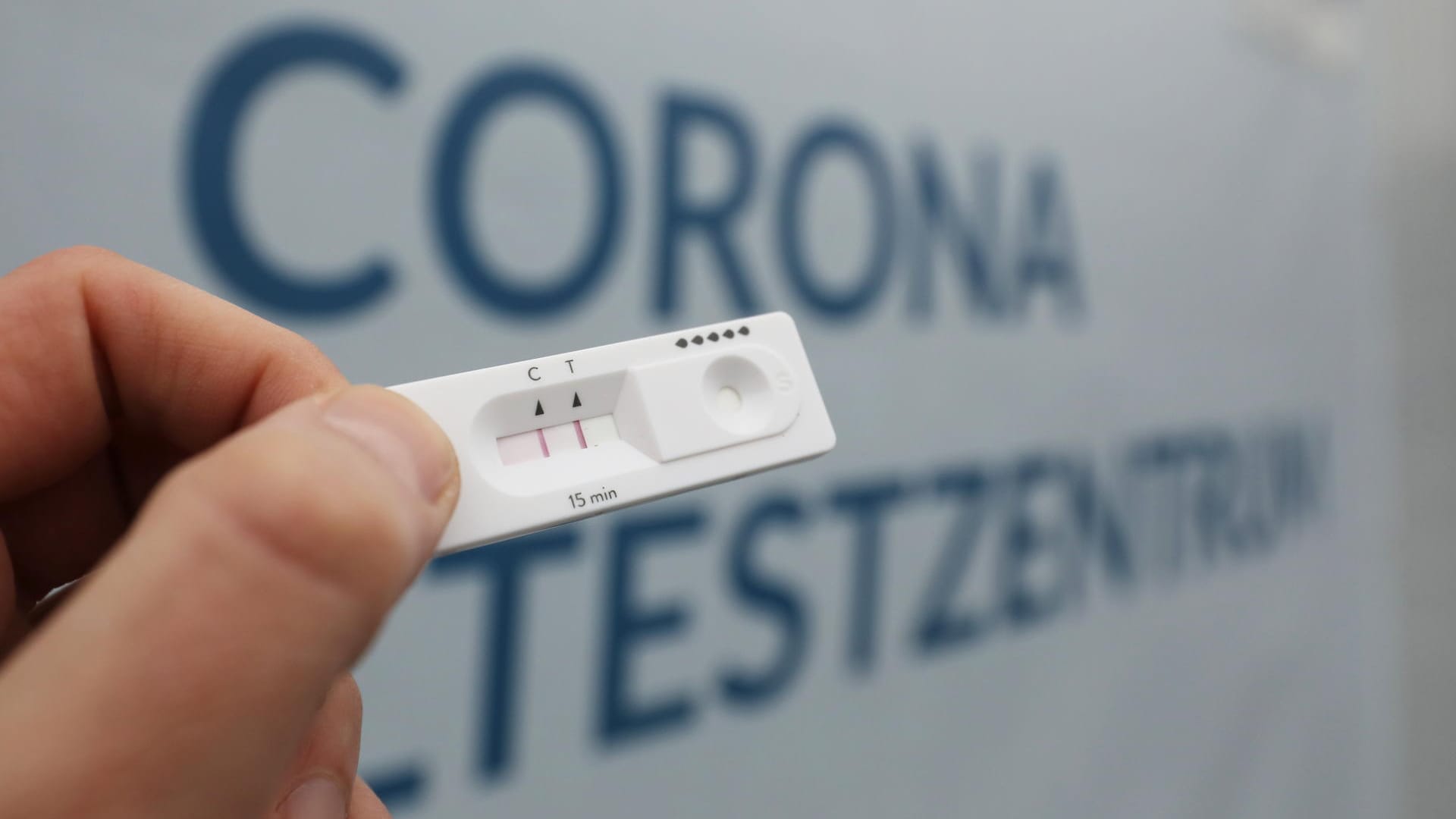 Ein positiver Schnelltest wird in der Hand gehalten (Symbolbild): Noch steigt die Inzidenz in Deutschland. Ein positiver Schnelltest wird in der Hand gehalten (Symbolbild): Noch steigt die Inzidenz in Deutschland.