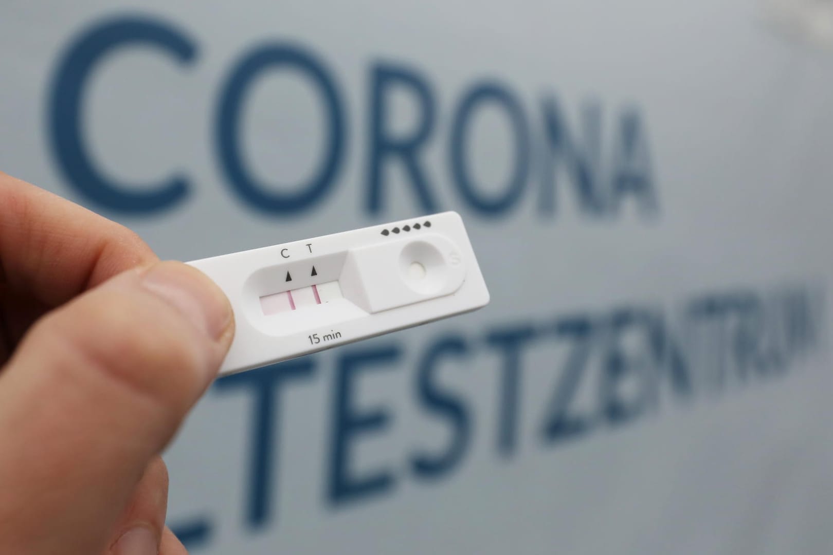 Ein positiver Schnelltest wird in der Hand gehalten (Symbolbild): Noch steigt die Inzidenz in Deutschland.