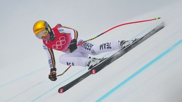 Kira Weidle rast im Training die Olympia-Piste hinunter.