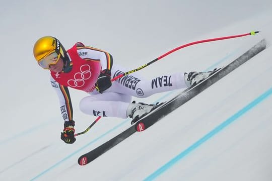 Kira Weidle rast im Training die Olympia-Piste hinunter.