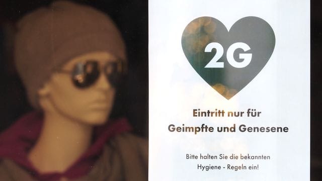 Ein Schild weist die Kunden eines Modegeschäfts in Potsdam auf die 2G-Regel hin. Ein Schild weist die Kunden eines Modegeschäfts in Potsdam auf die 2G-Regel hin.