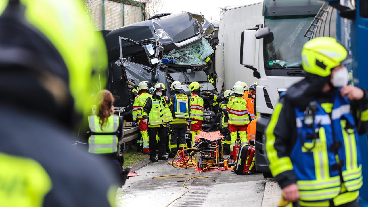 Helfer der Feuerwehr arbeiten an der Bergung eines Fahrers aus einem LKW: Er wurde mit lebensgefährlichen Verletzungen ins Krankenhaus gebracht.