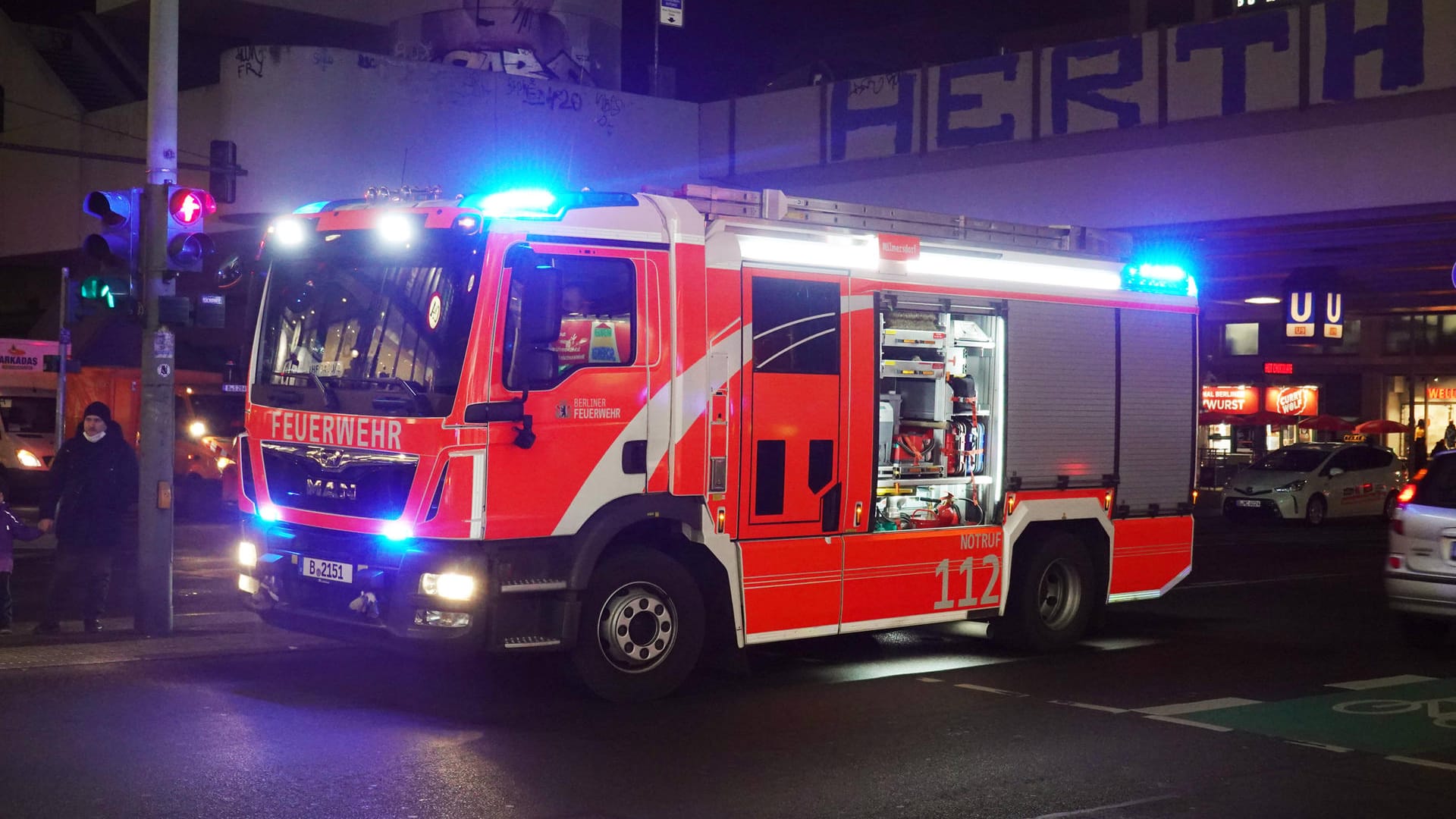 Ein Löschwagen der Berliner Feuerwehr (Symbolbild): Zehn Rettungskräfte rückten zu dem Brandort aus.