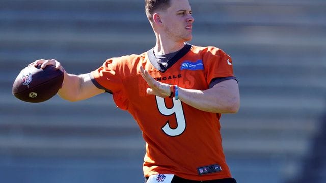 Cincinnati Bengals-Quarterback Joe Burrow wärmt sich während des Trainings auf.