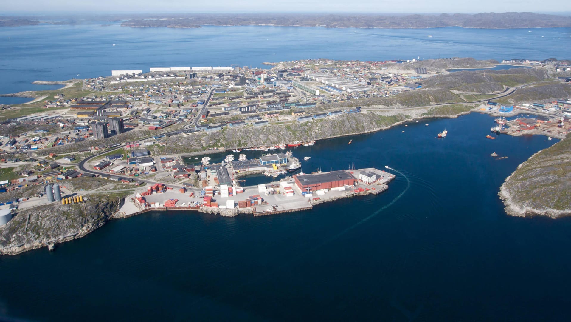 Ukaleq Slettemark ist in der grönländischen Hauptstadt Nuuk geboren. In ihre Heimat kommt sie mittlerweile nur noch einmal im Jahr.