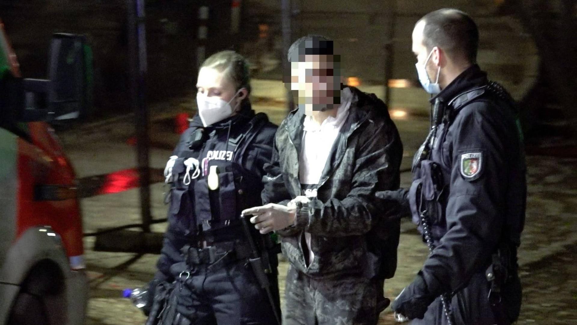 Festnahme durch die Polizei: Sowohl Fahrer als auch Beifahrer wurden vorübergehend festgenommen.