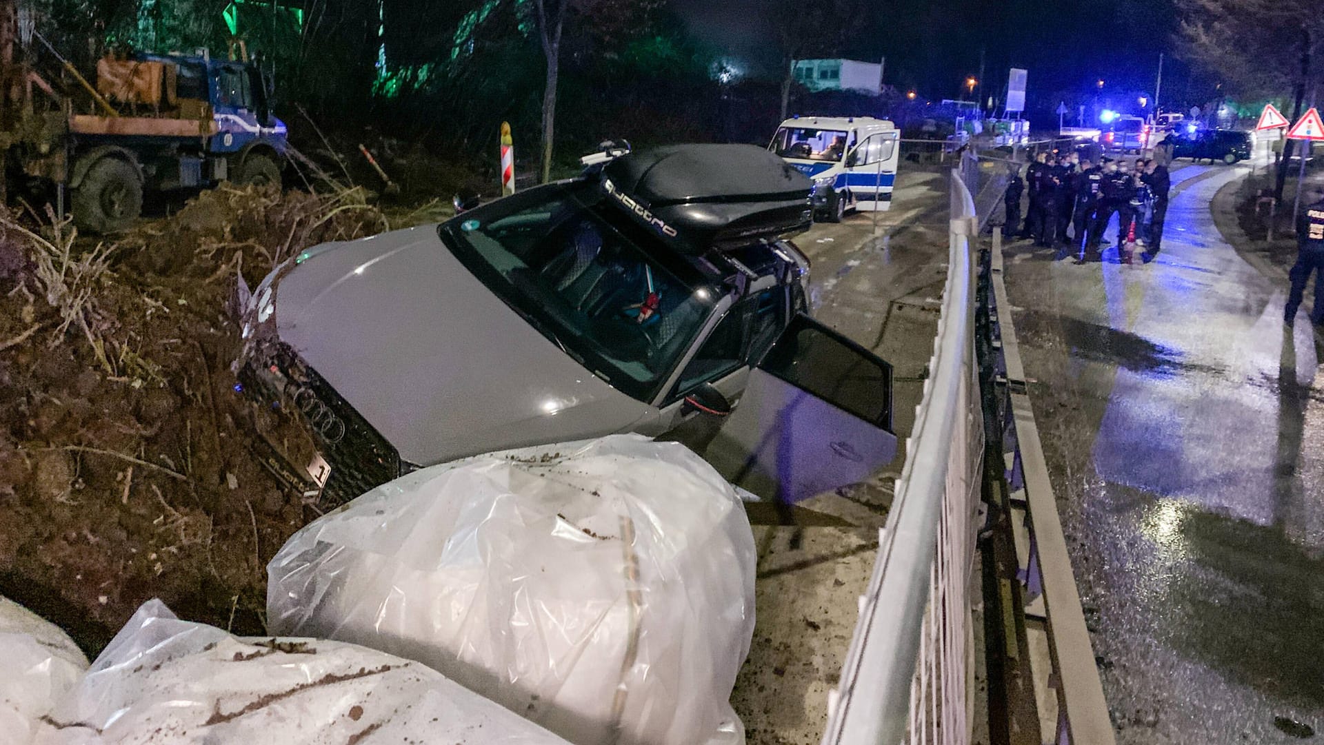Crash auf einer Baustelle: Der Sportwagen landete auf einem Haufen Erde. Crash auf einer Baustelle: Der Sportwagen landete auf einem Haufen Erde.