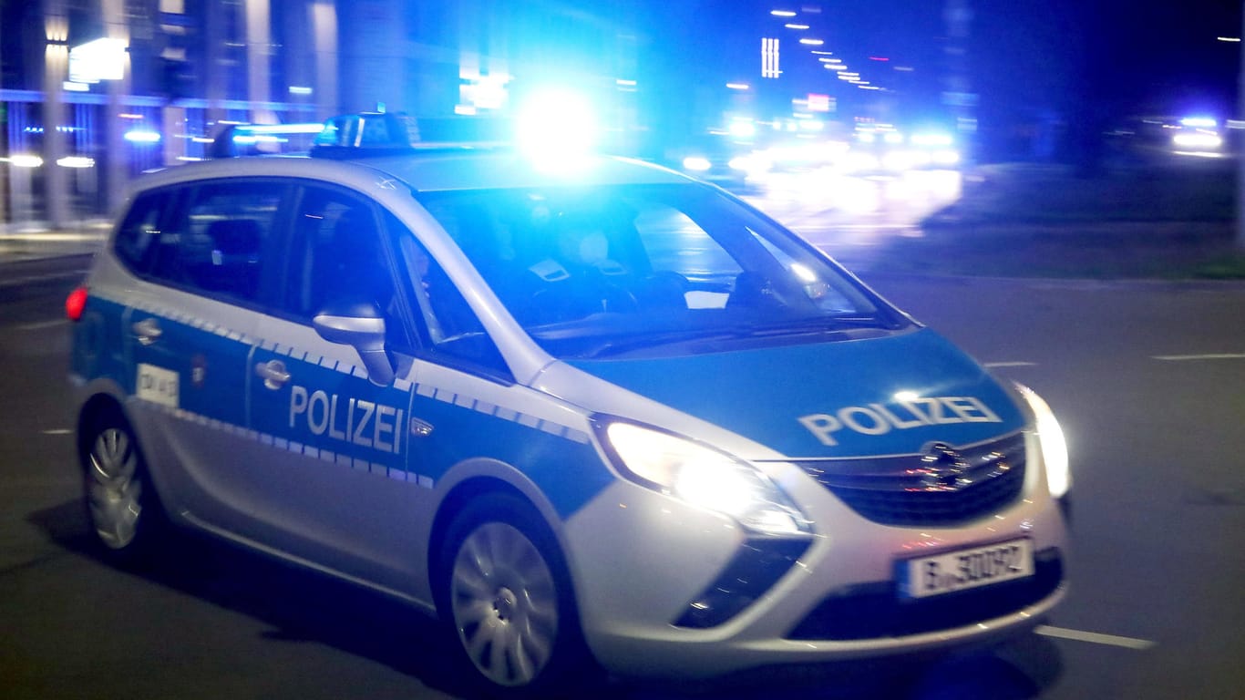 Ein Polizeiwagen fährt zu einem nächtlichen Einsatz (Symbolbild): Die Polizei leitete mehrere Anzeigen ein.