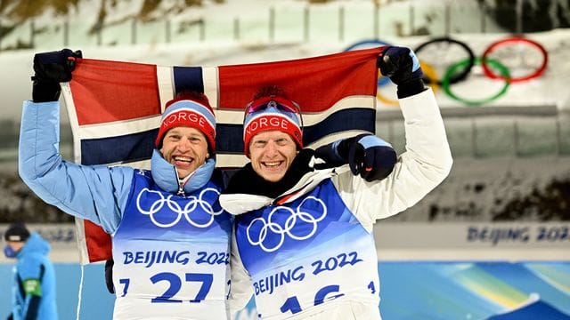 Nach ihrem geschichtsträchtigen Biathlon-Rennen feierten Johannes Thingnes (r) und Tarjei Bö.