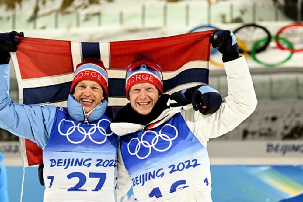 Nach ihrem geschichtsträchtigen Biathlon-Rennen feierten Johannes Thingnes (r) und Tarjei Bö.