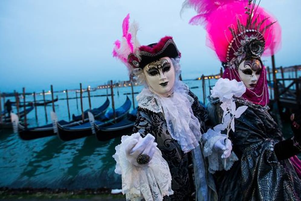 Kostümierte Menschen feiern Karneval in Venedig - in diesem Jahr hybrid.