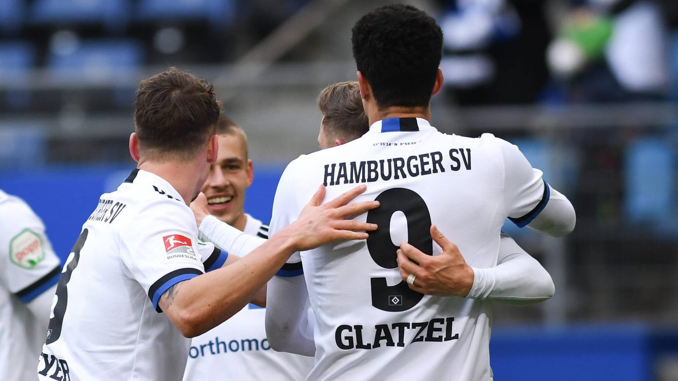 Jubel beim Hamburger SV: Das Team springt in der Tabelle und hat nur noch einen Punkt Rückstand auf Bremen.