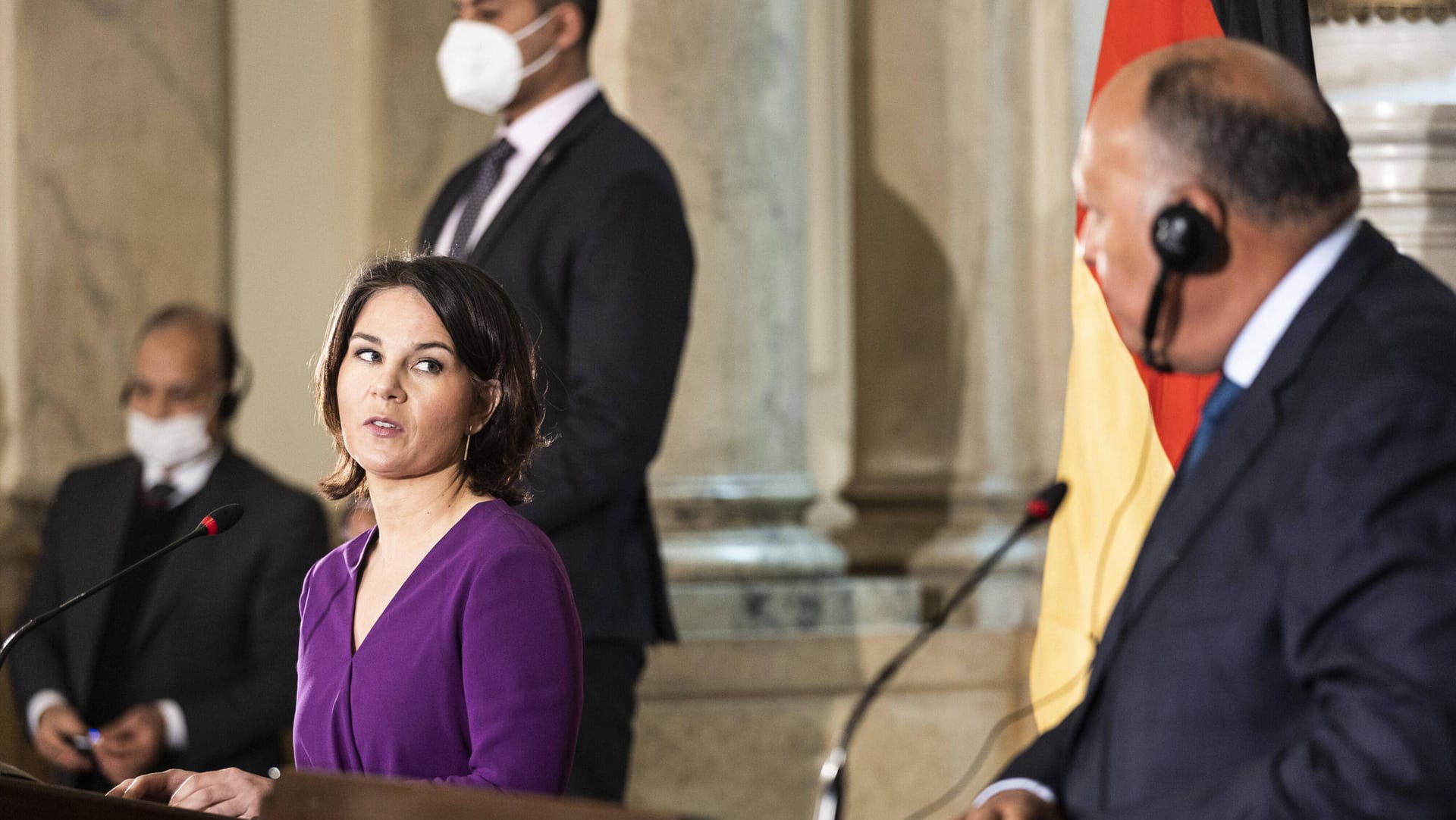 Bundesaußenministerin Annalena Baerbock (l) und Samih Schukri, ägyptischer Außenminister: Bei den Gesprächen in Kairo ging es auch um Waffenlieferungen in das nordafrikanische Land. Bundesaußenministerin Annalena Baerbock (l) und Samih Schukri, ägyptischer Außenminister: Bei den Gesprächen in Kairo ging es auch um Waffenlieferungen in das nordafrikanische Land.