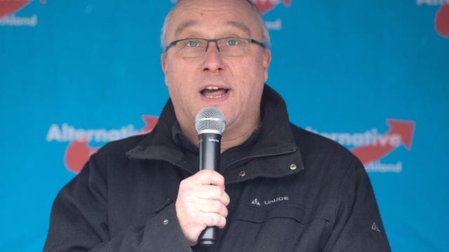 Der Verfassungsschutz stuft den Jurist und AfD-Politiker Jens Maier als rechtsextrem ein. Der Verfassungsschutz stuft den Jurist und AfD-Politiker Jens Maier als rechtsextrem ein.