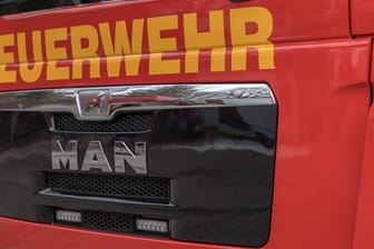 Ein Einsatzwagen der Feuerwehr (Symbolbild): In München rückten gleich mehrere Einheiten von Berufsfeuerwehr und Freiwilliger Feuerwehr aus.