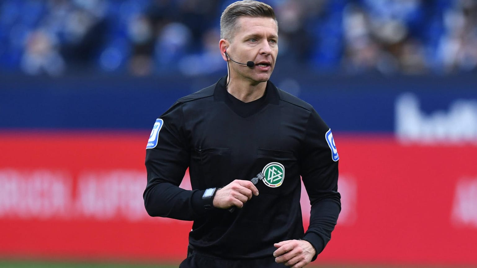Tobias Welz: Der DFB-Schiedsrichter war nicht in der Lage, das Bundesliga-Spiel zwischen Gladbach und Augsburg zu pfeifen. Tobias Welz: Der DFB-Schiedsrichter war nicht in der Lage, das Bundesliga-Spiel zwischen Gladbach und Augsburg zu pfeifen.
