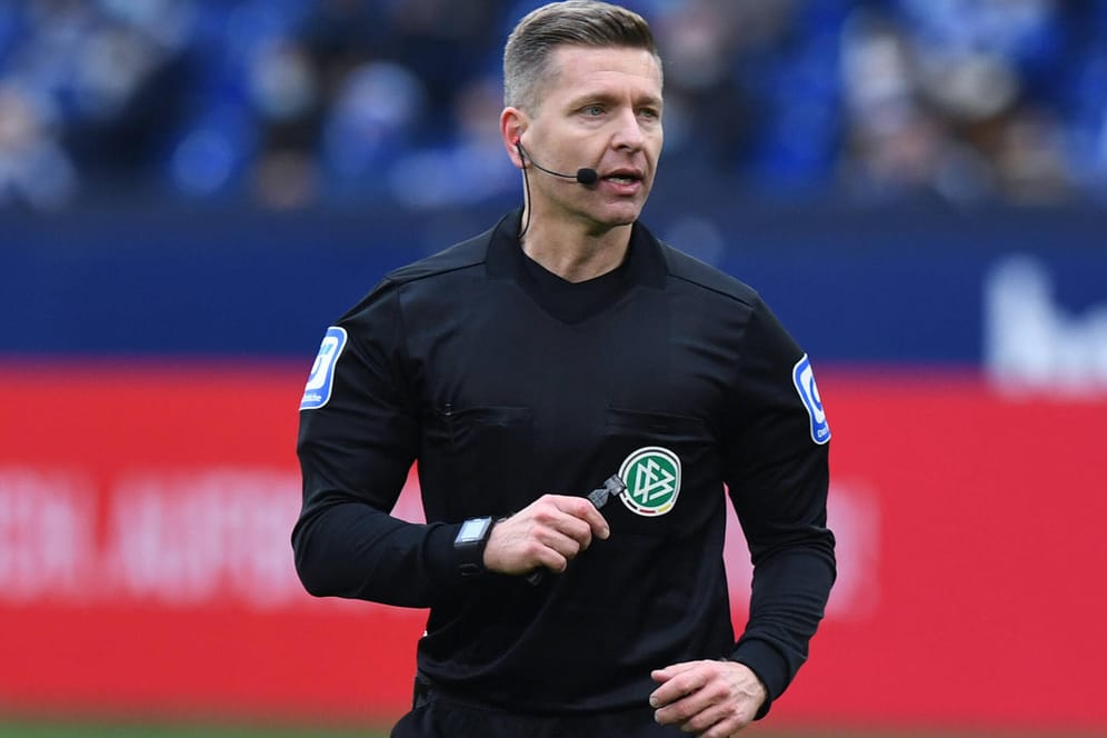 Tobias Welz: Der DFB-Schiedsrichter war nicht in der Lage, das Bundesliga-Spiel zwischen Gladbach und Augsburg zu pfeifen.