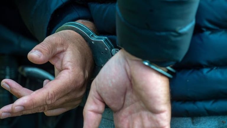 Ein Mann in Handschellen (Symbolbild): Der Tatverdächtige geriet durch eine DNA-Auswertung ins Visier der Ermittler.