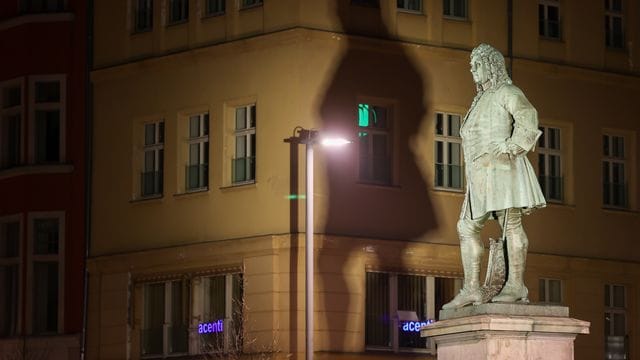 Das Händel-Denkmal in Halle wirft einen Schatten.