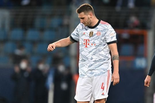 Der FC Bayern München um Niklas Süle (l) blamierte sich in Bochum.