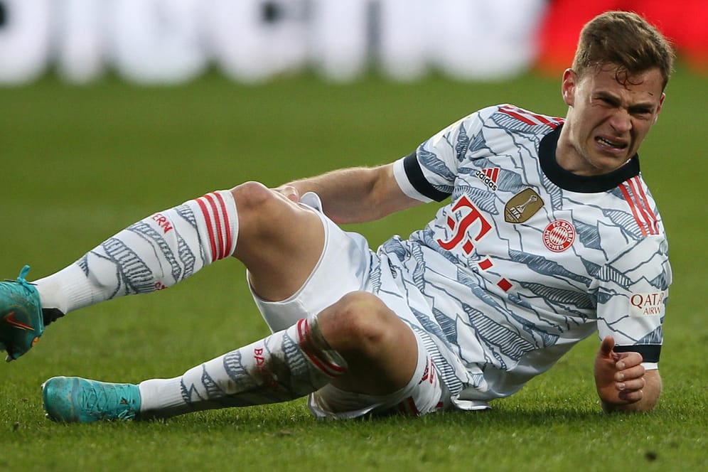 Fassungslos: Bayerns Joshua Kimmich am Boden im Spiel beim VfL Bochum.