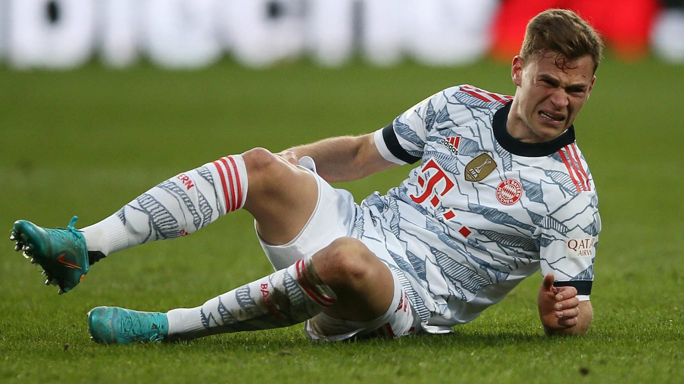 Fassungslos: Bayerns Joshua Kimmich am Boden im Spiel beim VfL Bochum.