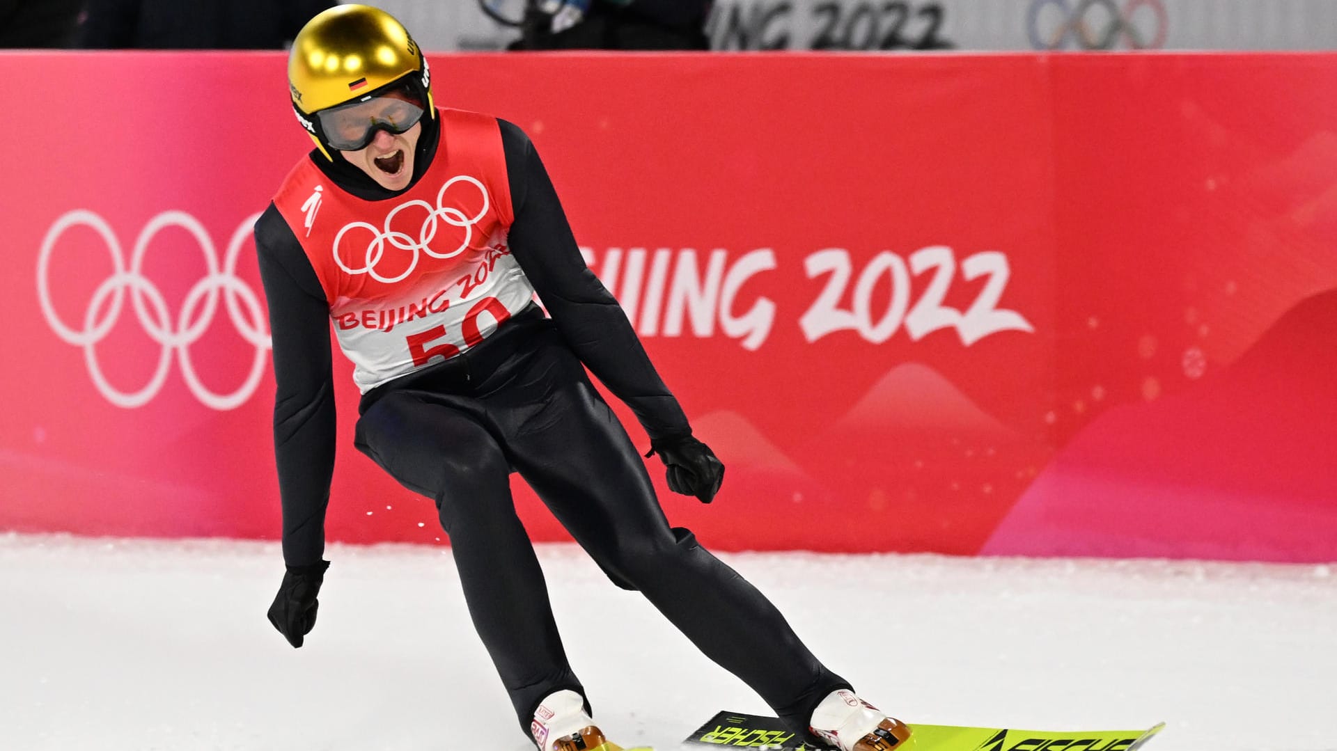 Nach dem Sprung mit geballten Fäusten in der Hocke: Karl Geier jubelte nach beiden Sprüngen im olympischen Wettbewerb von der Großschanzen ähnlich.