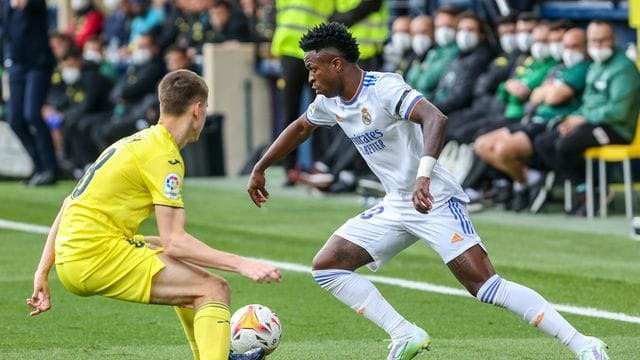 Juan Foyth (l) von Villarreal im Zweikampf gegen Vinicius Junior von Real Madrid.