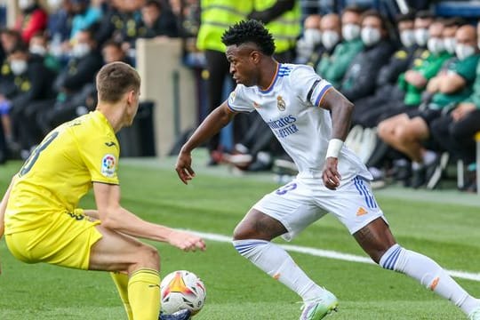 Juan Foyth (l) von Villarreal im Zweikampf gegen Vinicius Junior von Real Madrid.