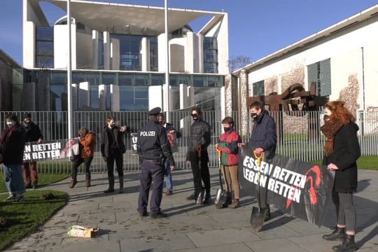 Klimaschützer der Gruppe "Aufstand der letzten Generation" pflanzen vor dem Amtssitz von Bundeskanzler Scholz Kartoffeln.