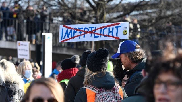 In Düsseldorf Tausende Menschen zusammen um gegen die Corona-Maßnahmen zu protestieren. In Düsseldorf Tausende Menschen zusammen um gegen die Corona-Maßnahmen zu protestieren.