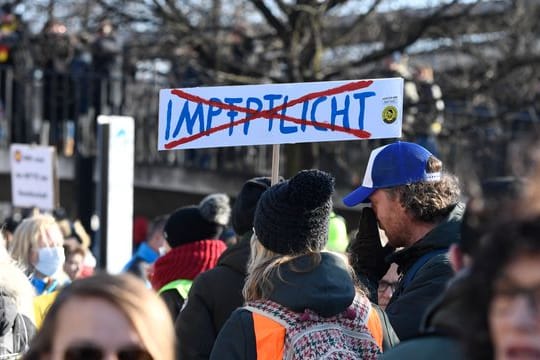 In Düsseldorf Tausende Menschen zusammen um gegen die Corona-Maßnahmen zu protestieren.