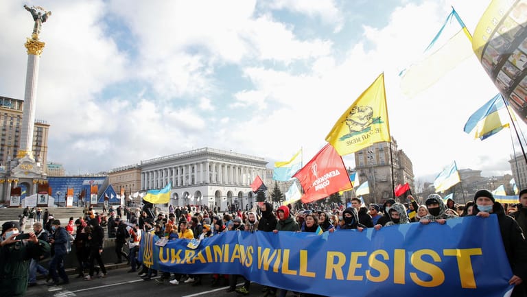 Proteste am Samstag in Kiew: "Ukrainer werden Widerstand leisten" steht auf dem Frontbanner des Demonstrationszugs.