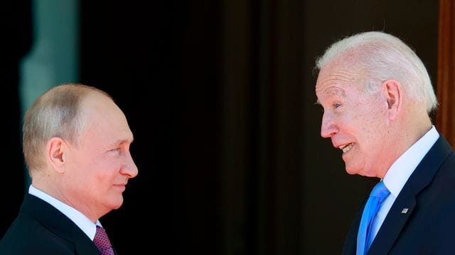 Wladimir Putin (l) und Joe Biden bei ihrem Treffen in der "Villa la Grange" in Genf im vergangenen Sommer. Wladimir Putin (l) und Joe Biden bei ihrem Treffen in der "Villa la Grange" in Genf im vergangenen Sommer.
