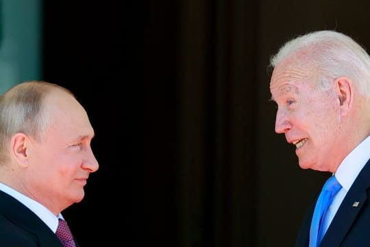 Wladimir Putin (l) und Joe Biden bei ihrem Treffen in der "Villa la Grange" in Genf im vergangenen Sommer.