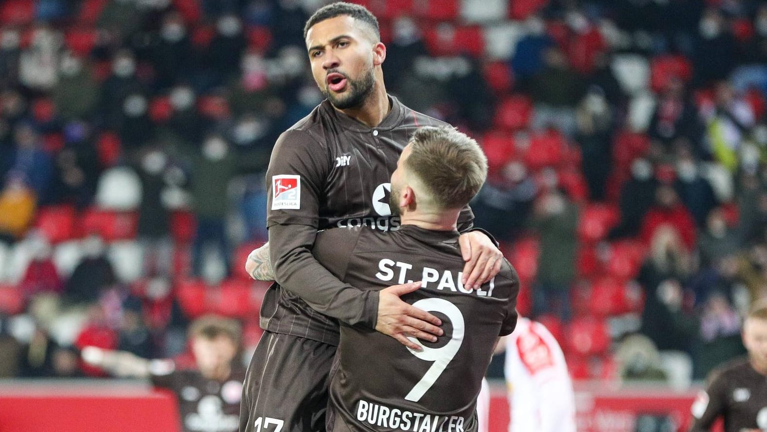 St. Paulis Kyereh (l.) und Burgstaller jubeln: Die beiden Angreifer spielten stark gegen Regensburg.