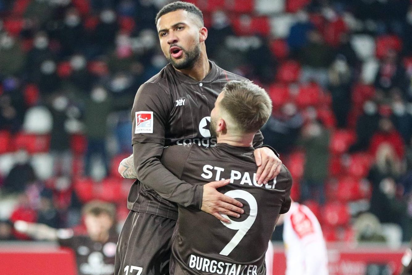 St. Paulis Kyereh (l.) und Burgstaller jubeln: Die beiden Angreifer spielten stark gegen Regensburg.