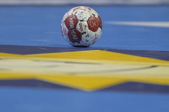 Ein Spielball liegt auf einem Handballfeld.