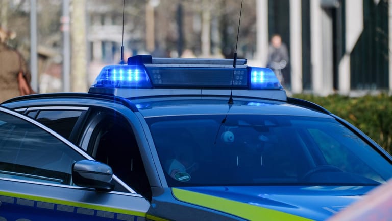 Ein Blaulicht auf einem Polizeiauto (Symbolbild): In Offenbach hat die Polizei kurzzeitig den Terrorverdächtigen Franco A. festgenommen.