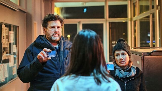 Friedemann Berg (Hans-Jochen Wagner) und Franziska Tobler (Eva Löbau, r) hegen den Verdacht, dass die gerade erst aus dem Gefängnis entlassene Sara Manzer (Johanna Wokalek) in einen Mordfall verwickelt sein könnte.