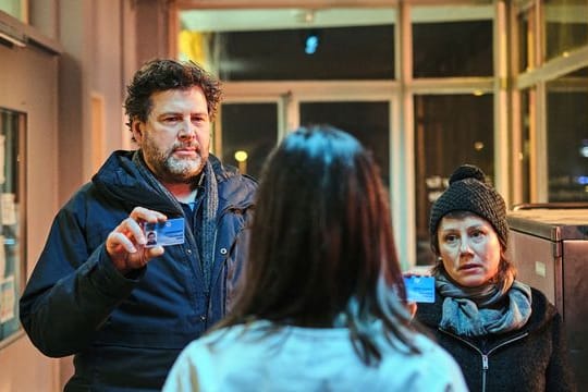 Friedemann Berg (Hans-Jochen Wagner) und Franziska Tobler (Eva Löbau, r) hegen den Verdacht, dass die gerade erst aus dem Gefängnis entlassene Sara Manzer (Johanna Wokalek) in einen Mordfall verwickelt sein könnte.