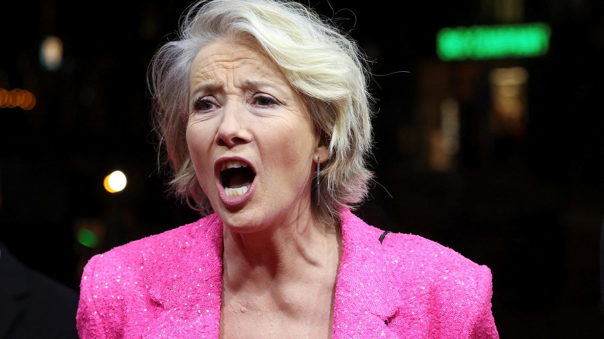 Emma Thompson ruft vom roten Teppich bei der Berlinale Umstehenden zu: Die Schauspielerin thematisiert die weibliche Sexualität.